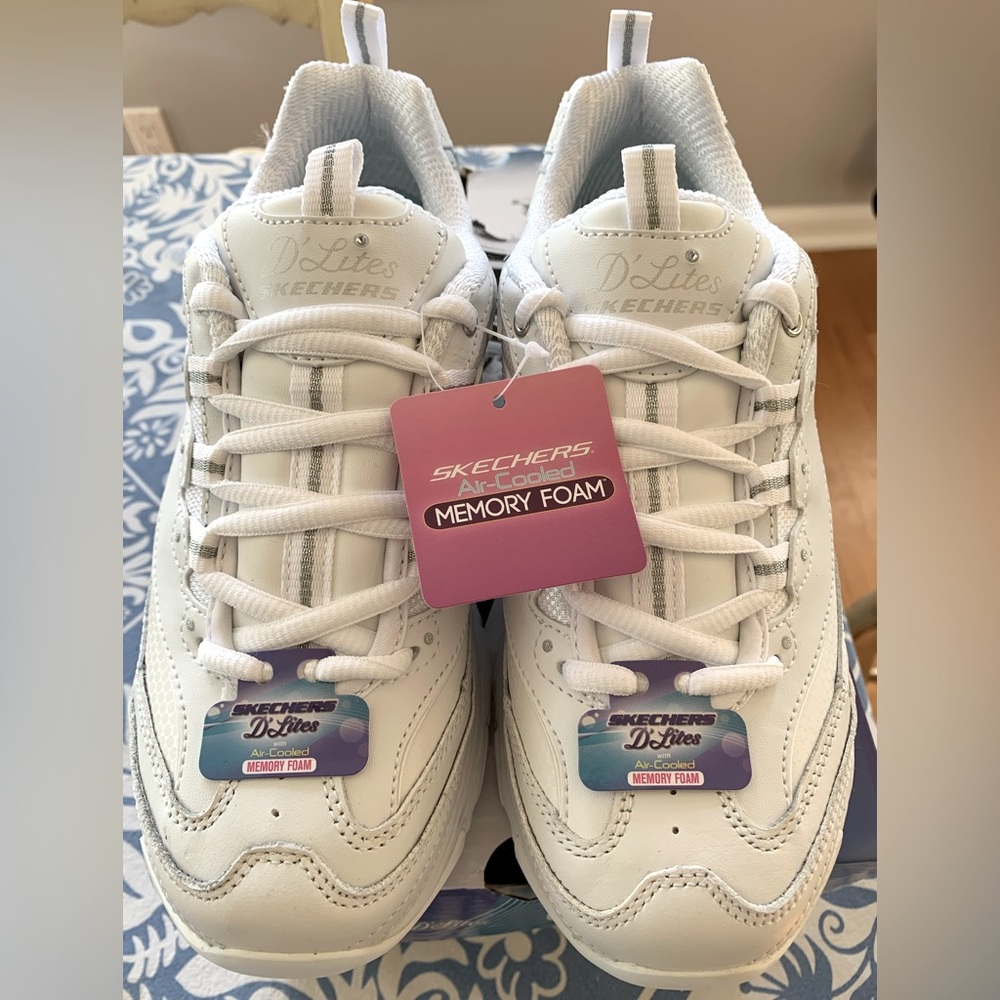 Woman’s Skechers D’Lites Original Size 8”